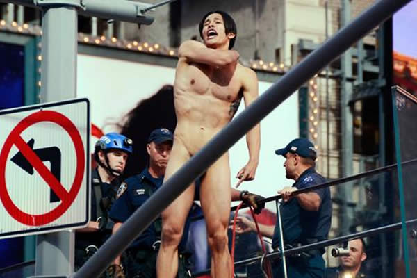 Un hombre desnudo saltó desde una plataforma en Times Square gritando el nombre de Donald Trump