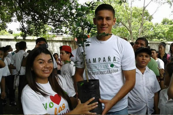 Oscar Duarte se suma a la campaña "Yo adopto un árbol".