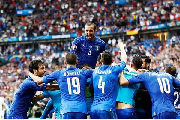 Italia derrota 2-0 a la Bi campeona España para clasificar a 4tos Eurocopa