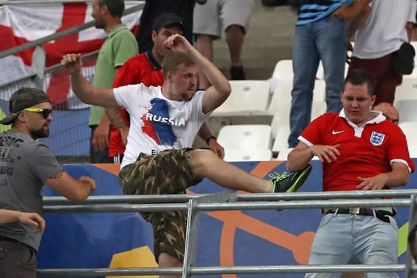 UEFA multa a Rusia y advierte que puede descalificarla de Eurocopa