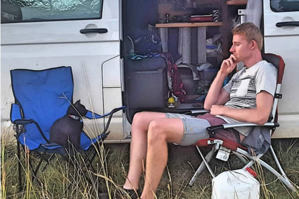 Este hombre abandonó su hogar y su trabajo para viajar con su gato por todo el mundo 