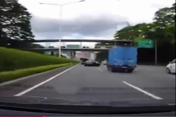 Un conductor escapa de la muerte después de que un auto caiga encima de su vehículo 