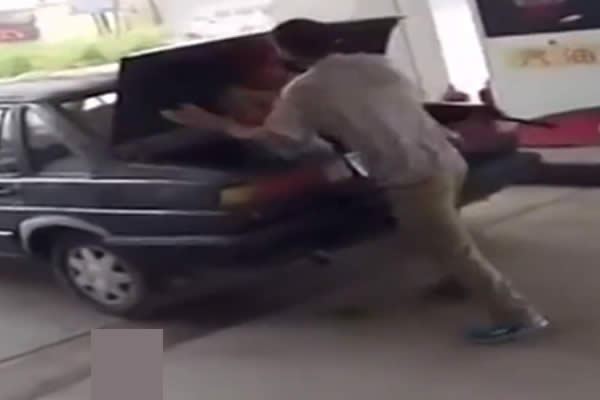 Un hombre golpea a su esposa y la mete en el maletero de su coche en plena gasolinera