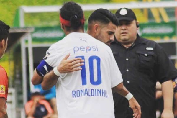 Ronaldinho compartió minutos con Juan Barrera en Guatemala