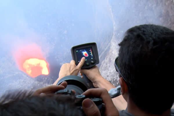 Sam Cossman inicia exploración del Lago de Lava del Cráter Santiago