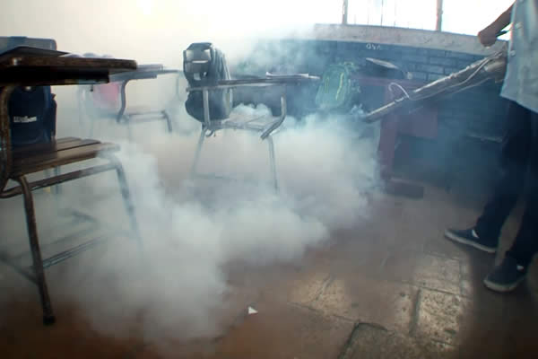 MINSA realiza Jornada de Fumigación en colegios del Distrito VI