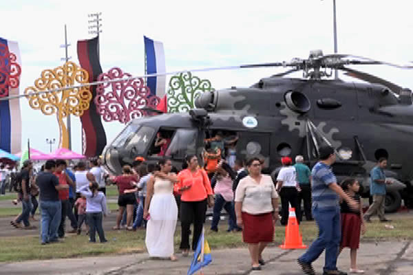 Familias visitan la Exposición Estática del Ejército de Nicaragua