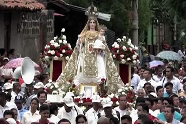 Leoneses acompañan a la Virgen de La Merced en la subida al Fortín de Acosasco