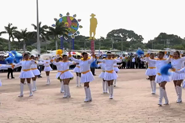 Comunidad Educativa de los DIstritos V y VI participa en Desfile Patrio