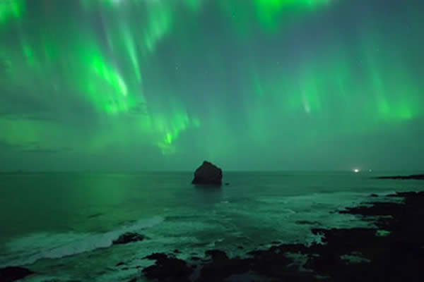 Un dron capta la espectacular aurora boreal sobre Islandia