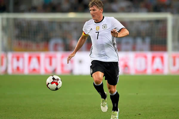 Alemania derrota 2-0 a Finlandia en la despedida de Schweinsteiger