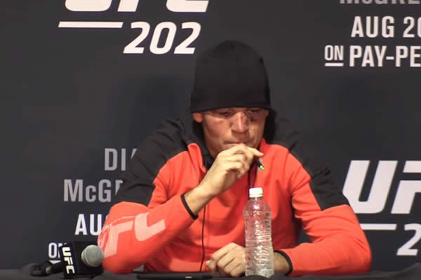 Que tenia el vaporizador de Nate Díaz en la conferencia de prensa después de la pelea UFC 202