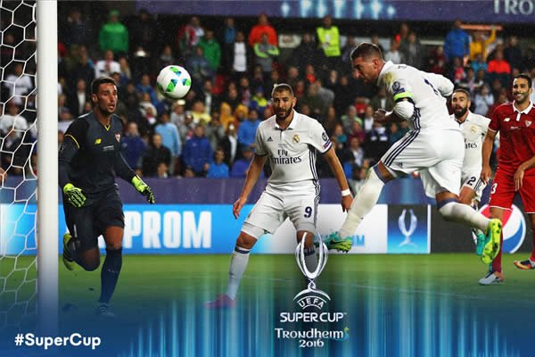 El Real Madrid logró su tercera Supercopa de la UEFA derrotando 3-2 al Sevilla