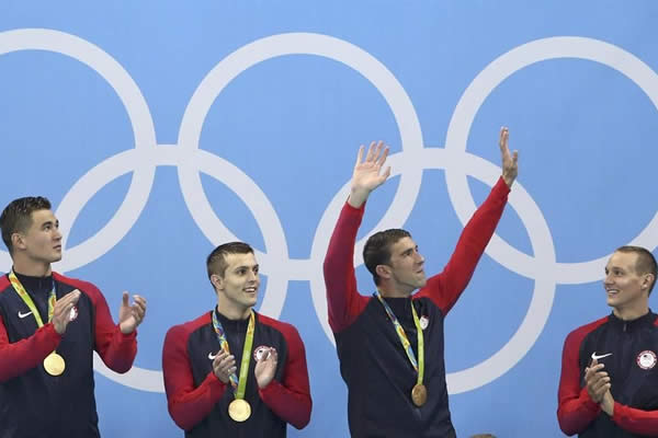 Michael Phelps suma su medalla de oro número 19 