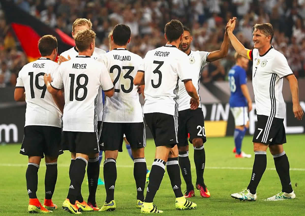 Alemania derrota 2-0 a Finlandia en la despedida de Schweinsteiger