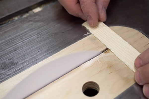 ¿Es posible cortar madera con papel?