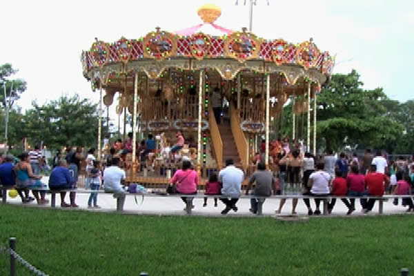 Parque “Luis Alfonso Velásquez Flores” se desbordó de familias este fin de semana