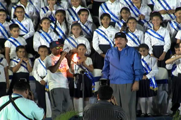 Presidente Daniel recibe la Antorcha de la Libertad y la Unidad Centroamericana