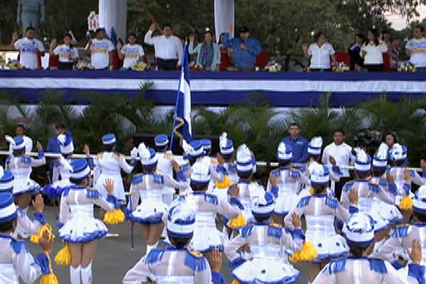 Presidente Daniel disfrutó del espectáculo ofrecido por los estudiantes en el desfile patrio