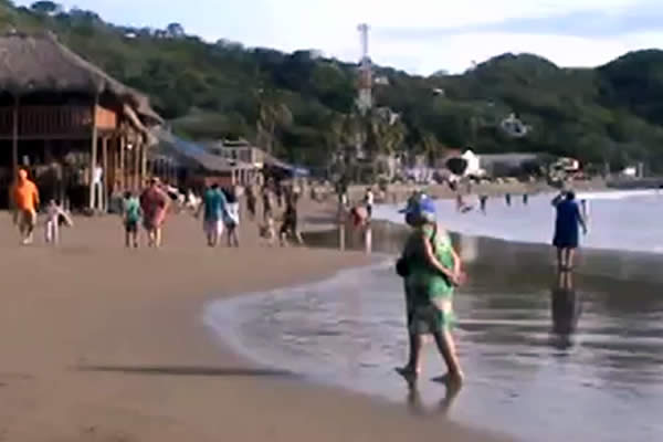 Familias aprovechan un pequeño descanso para disfrutar las playas de Rivas