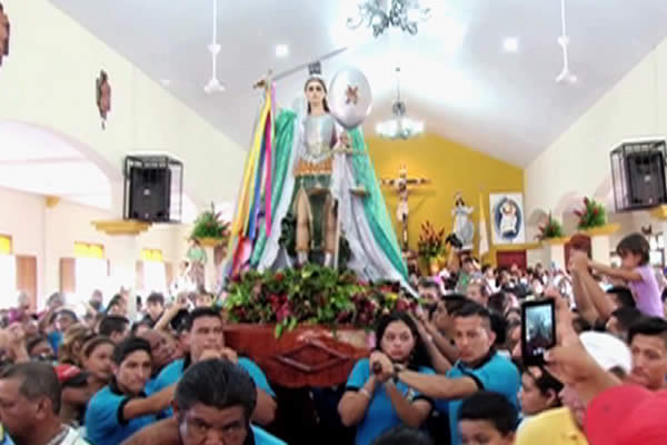 Miles de feligreses participan de la festiva Bajada San Miguel