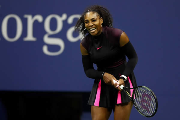Serena Williams avanza a la tercera ronda con nuevo récord de victorias