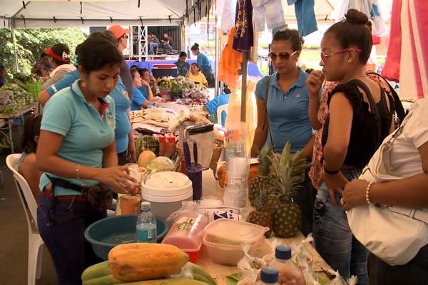 Realizan Feria en celebración del Día de la Mujer Rural