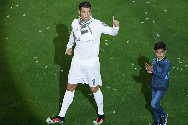 Cristiano Ronaldo acompañó a su hijo a su primer partido de fútbol infantil