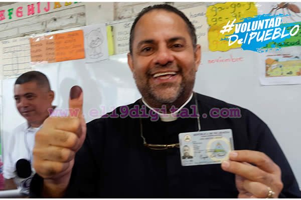 Padre Neguib Eslaquit acude a su Centro de Votación para ejercer su derecho al Voto