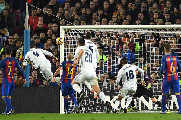Real Madrid empata al Barcelona en el último minuto