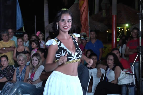 Candidatas a Miss Teen Universe muestran su lado artístico