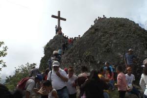 Jinoteganos peregrinan hasta la Santa Cruz
