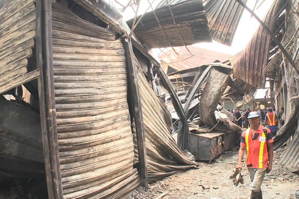 Comerciantes e instituciones en segundo día de limpieza tras incendio en Mercado Oriental