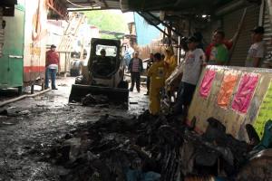 Realizan limpieza en el Mercado Oriental tras voraz incendio
