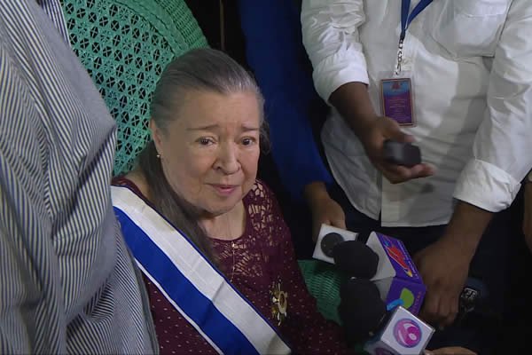 Blanca Segovia Sandino es condecorada con Orden General José Dolores Estrada