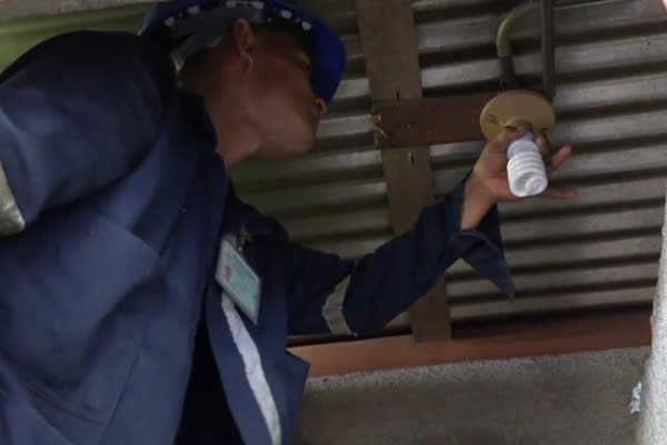 ENATREL instala bombillos ahorrativos en San José de los remates