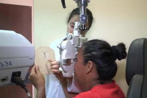 Oftalmológia de Ciudad Sandino entrega lentes a madres Nicaragüenses