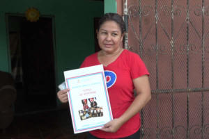 Familias del barrio Mirna Ugarte reciben títulos de propiedad