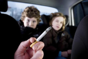 Los niños también sufren por el humo del cigarro