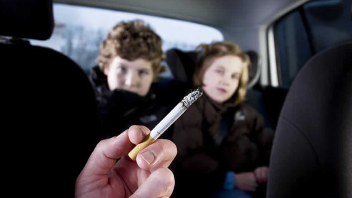 Los niños también sufren por el humo del cigarro