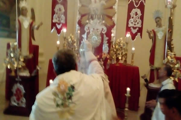 Familias Católicas celebran Corpus Christi