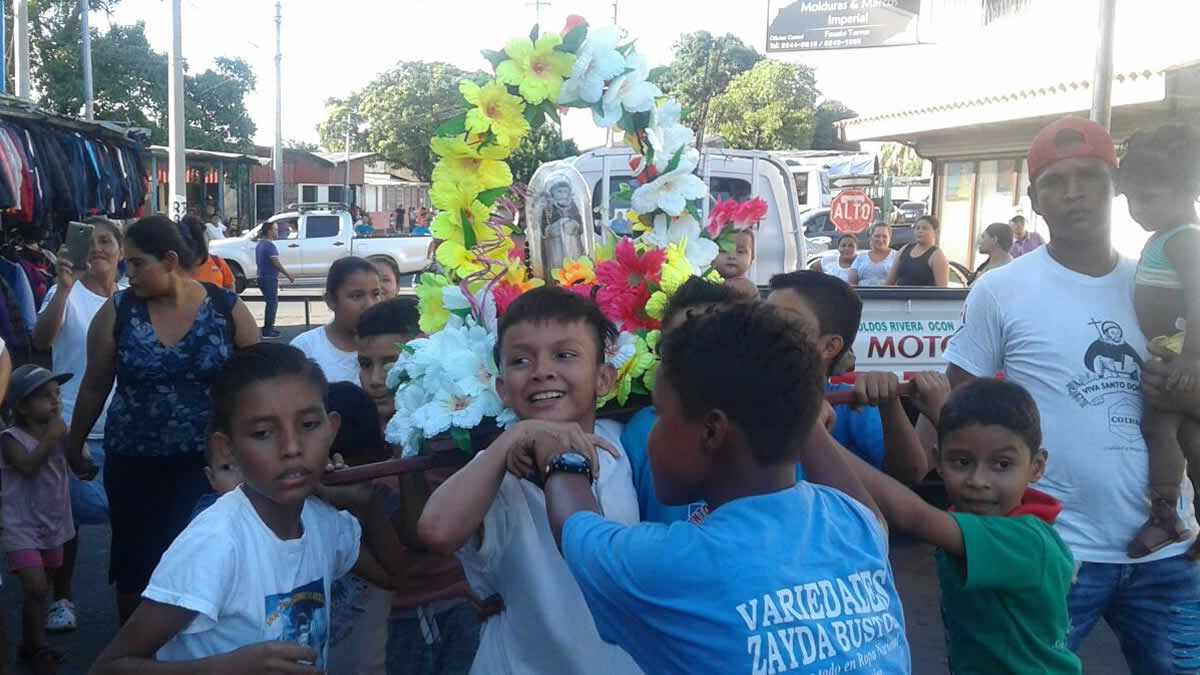 Comerciantes del Mercado Oriental reciben al Mocito de Santo Domingo
