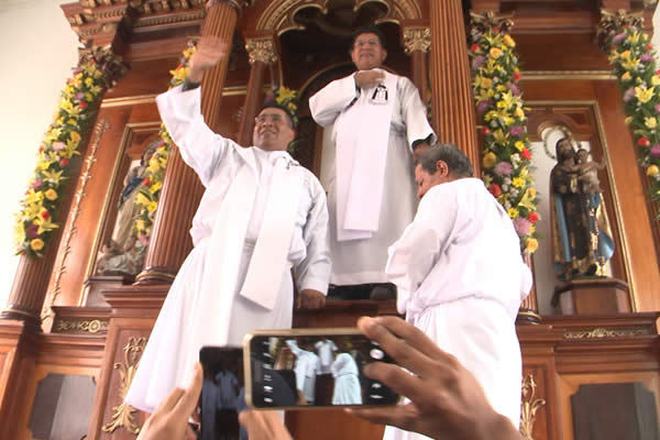 Santo Domingo de Guzmán es subido a su altar mayor en Las Sierritas