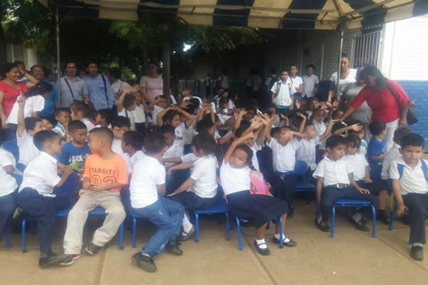 Colegio Luis Alfonso Velásquez recibe donación  de nuevos pupitres 