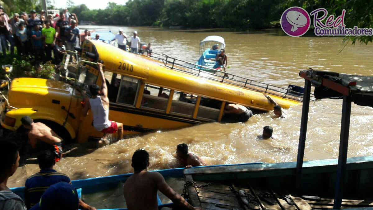 Автомцс упал в реку. Видео автобуса в реку. Видео автобуса в реку. Дтп в солонешенском районе. Avtobus upal w reku.