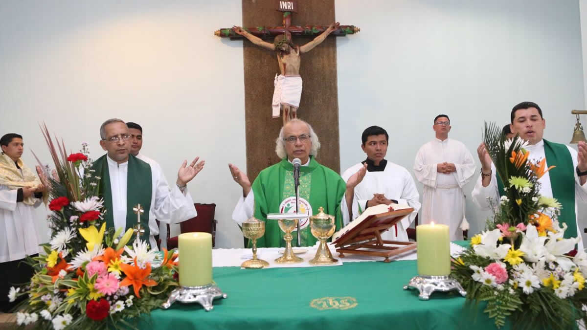 Cardenal Leopoldo Brenes oficia misa dominical en parroquia el Pilar