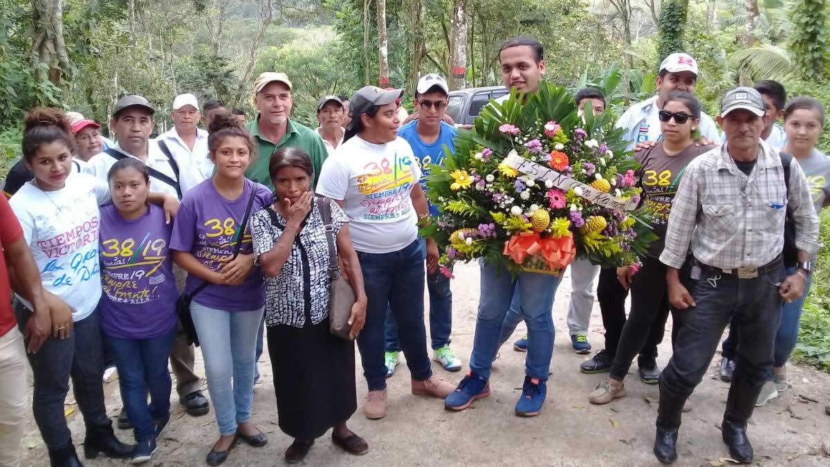 Matagalpinos depositan ofrendas florales a héroes de Pancasan