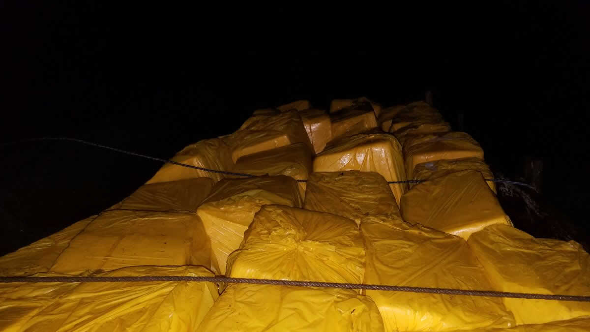 Decenas de paquetes de queso confiscados por contrabando en frontera con Honduras