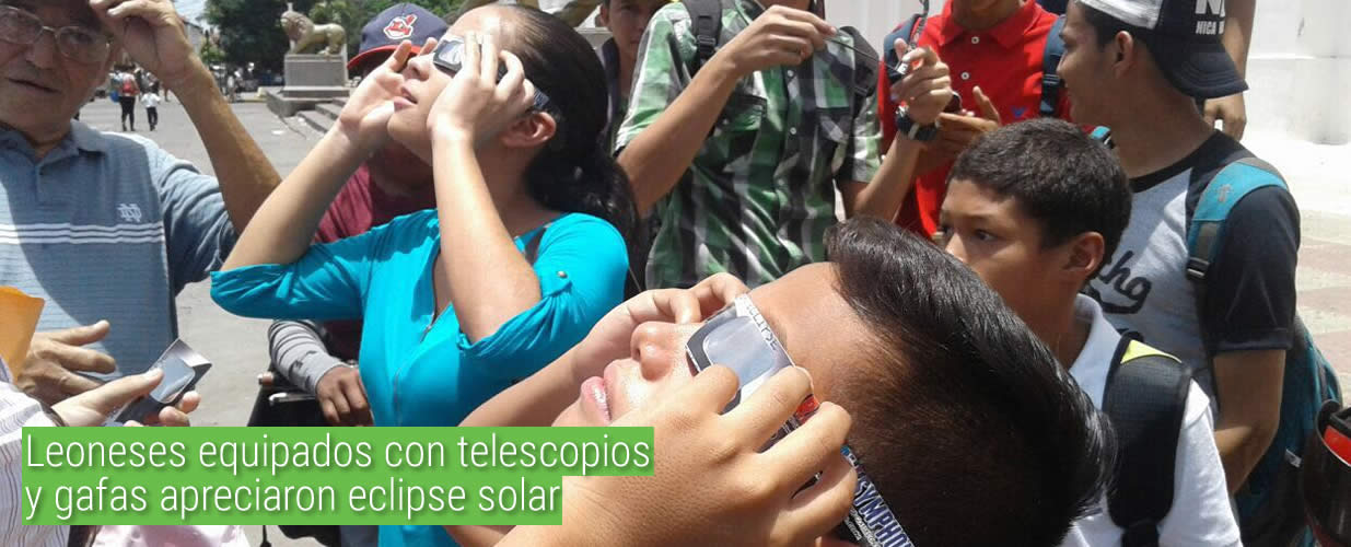 Leoneses equipados con telescopios y gafas apreciaron eclipse solar