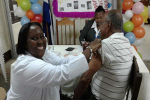 Pensionados Bluefileños reciben su vacuna contra la influenza